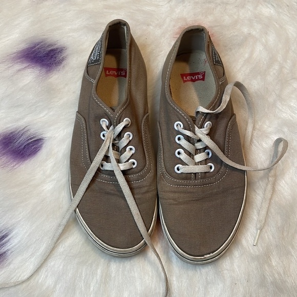 Levi’s Strauss Co. Woman’s Grey Low Top‎ Tennis Shoes Size 8 - Picture 2 of 6